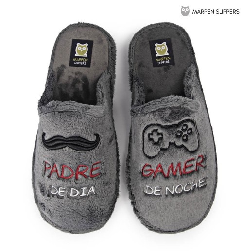CHINELA CASA "Father by Day & Gamer by Night". Marpen.